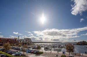 Ferienwohnung Hafenglück- Ideal für Familien mit Balkon und Yachthafenblick