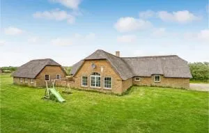 7 Bedroom Awesome Home In Ulfborg - Øby