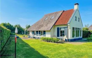 2 Bedroom Cozy Home In Sint Nicolaasga - Langweer