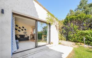 Maisons de vacances 4 Bedroom Amazing Home In Frejus : photos des chambres