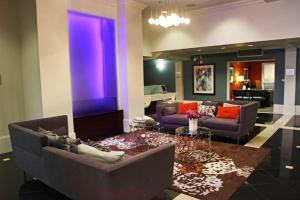 Cozy Apartment Homes On Wilshire Corridor