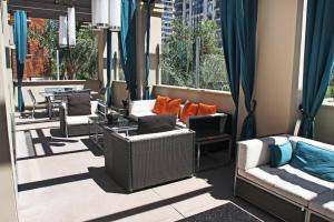 Cozy Apartment Homes On Wilshire Corridor