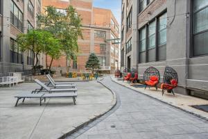 Sleeps 4! 2BR, Gym, Paid Parking, Close to Major Attractions