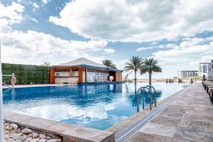 Artistic Retreat in JBR with Private Beach Access
