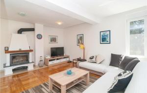 Five-Bedroom Holiday Home Dugopolje With A Fireplace 03