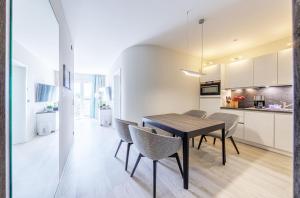 Boddenperle - 5-Sterne-Ferienwohnung mit Ostbalkon, 2 Bädern & Strandhaus-Charme