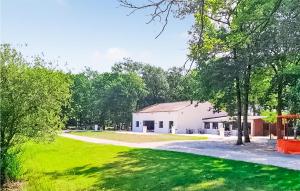 Campings Awesome Stacaravan In Chef-Boutonne : photos des chambres
