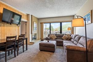 Unbeatable Location near Main Street, Community Hot Tub, 7 Min Walk to Base