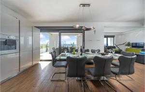 4 Bedroom Gorgeous Home In Crikvenica