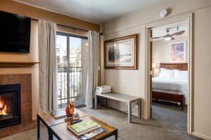 Great Location, Sleeps 4, 5 min drive to Ski & Bike Access, Shared Pool!