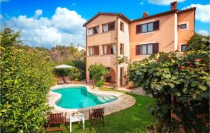 Cozy Apartment In Pula With Jacuzzi