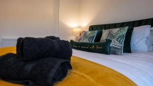 High End Contractor Apartment - 5 Separate Beds - Free Parking