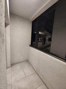 Moderno Departamento con Balcón y Vista al Atardecer