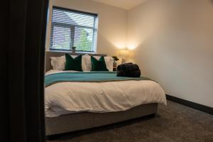 High End Contractor Apartment - 5 Separate Beds - Free Parking