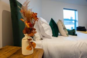 High End Contractor Apartment - 5 Separate Beds - Free Parking