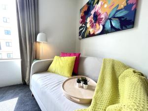 303 Cheerful City Central Crib Sleeps 2