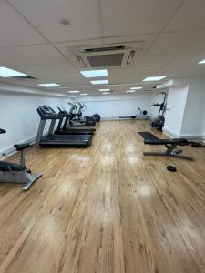 Modern 1-Bed Apartment Free Parking Sleeps 4 Birmingham