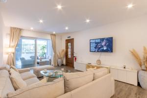 Modern Beautiful Pool And Sea Apt Qawra - Happy Rentals