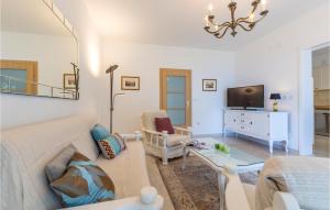 6 Bedroom Stunning Home In Dugi Rat 