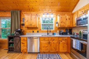 5 miles to Smokies! Stunning views! Hot Tub Pool Table Arcades 2 fireplaces! Quiet and Private