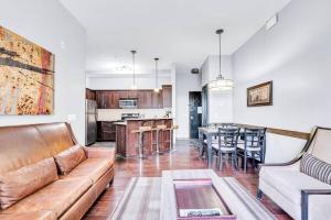 Mountain Getaway in Canmore - Sleeps 6 - Pool & Hottub