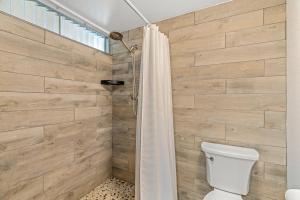 Bright and Beautiful Princeville Studio, Private Lanai, Pool (209B)