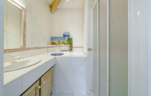Maisons de vacances Cozy Home In Aix-En-Provence With Wifi : Maison de Vacances 5 Chambres