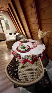 Chalé de madeira com vista para o rio