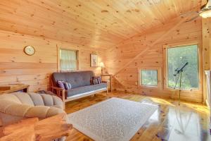 Scenic Franconia Cabin about 6 Mi to Cannon Mountain!