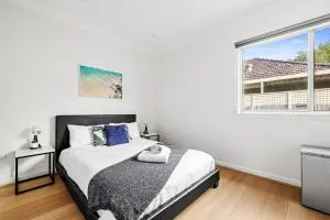 Elegant Queen Room at Botany - Nearby Airport - Shared Bathroom - Maroubra