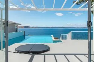 Luxury waterfront home with infinity pool - Tranmere
