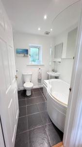 Tranquil North Devon Lodge - 2BR, Countryside Views & Pool, High Bickington close to Umberleigh, Barnstaple, Bideford & Westward Ho