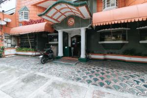 RedDoorz near East Avenue Medical Center