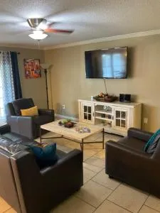 3 bedroom Cozy vacation rental near airport - لابلاس