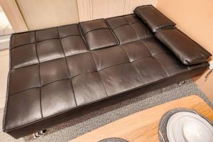 Spacious Pool View 2br 2bath Apt in Makati