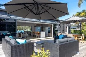 The Golden Pohutukawa - Beach House - Surfdale