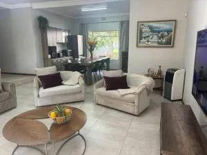 CoZee Guest House - Eldoraigne