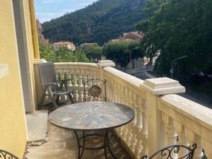 Bel F3 en centre-ville avec balcon et parking, proche cures - FR-1-703-196