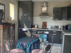 Bel F3 en centre-ville avec balcon et parking, proche cures - FR-1-703-196