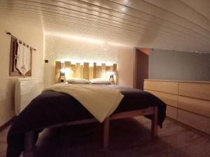 Charmant duplex rénové, terrasse sud, 2 chambres, près des commerces - FR-1-464-240