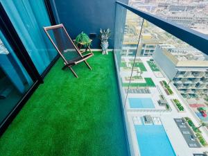 Serene 1BR Haven with Pool View in Binghatti Corner!