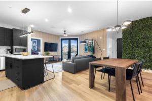 Electric - Odyssey -Top Floor West End 2 Bedroom - Minutes to Broadway