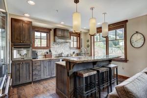 Luxury 4 Bedroom Condo on Peak 8 condo