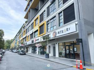 Kajang 2B2B 4 Pax - 2 min to train - Free 2 Parkings