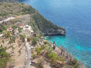 Suwehan Beach Cliff House by BIJAK