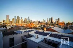 Tri-level townhouse in prime North Melbourne - Melbourne