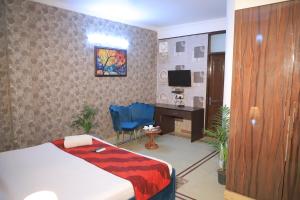 Fortune Home Service Apartment 3Bhk , D-198 Saket
