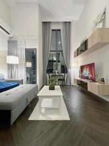 Luxury loft with Stunning 35th Floor Views