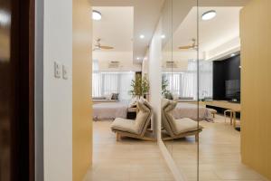 Eastwood City Cozy Designer Studio Long Stay Friendly Walk to Mall
