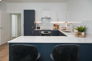 2-Bedroom Luxury apt with Gym, roof terrace, Free Parking and 3 min walk to train st